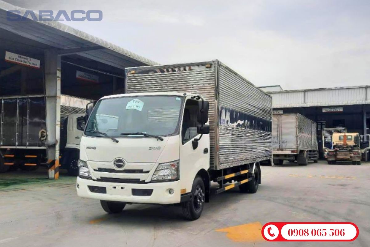 Hino XZU720 thùng kín