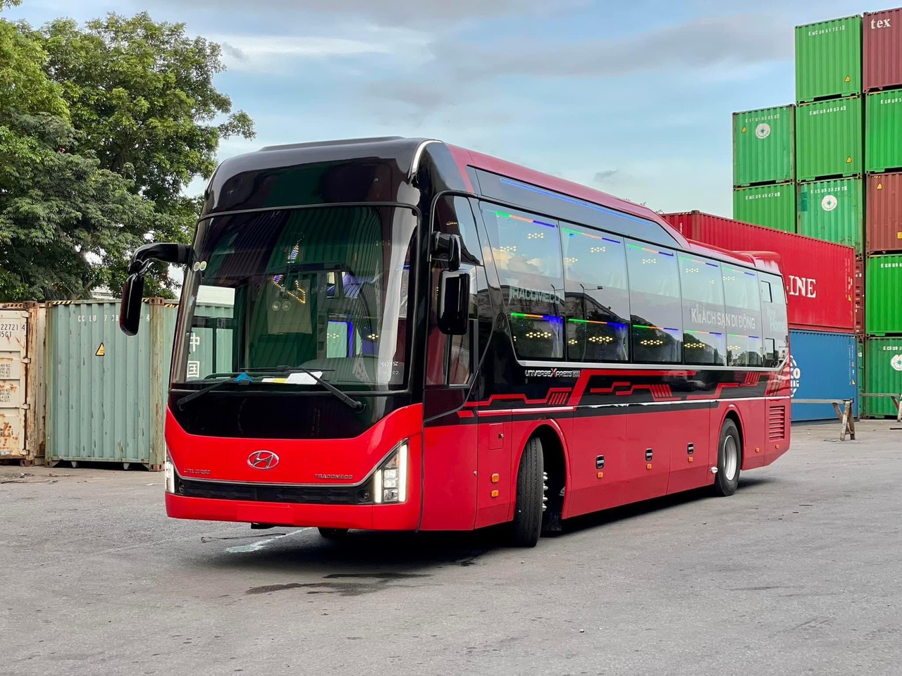 XE TRACOMECO UNIVERSE LIMOUSINE 34 PHÒNG - HUYNDAI 425PS