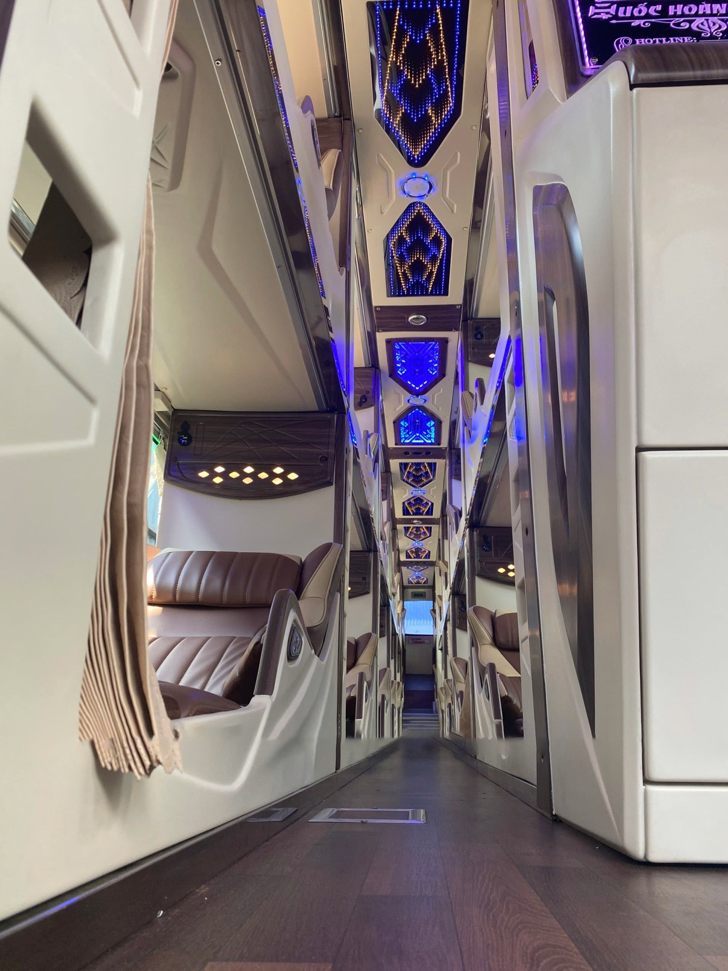 XE TRACOMECO UNIVERSE LIMOUSINE 34 PHÒNG - HUYNDAI 425PS