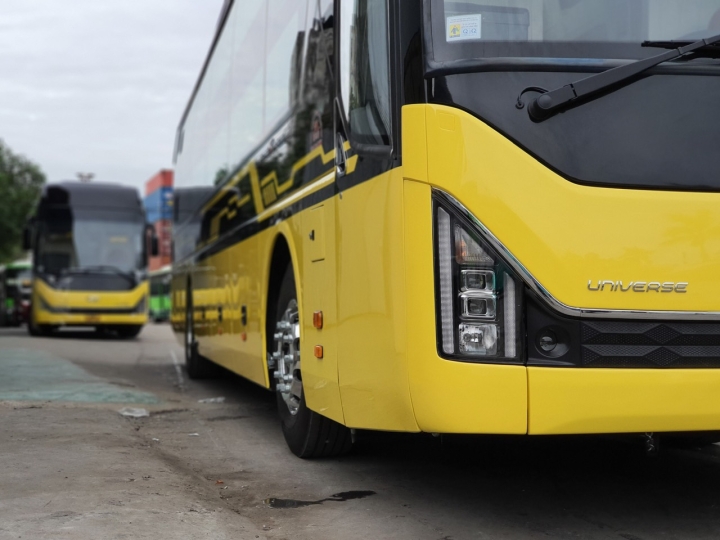 XE TRACOMECO UNIVERSE LIMOUSINE 24 PHÒNG HYUNDAI 425PS