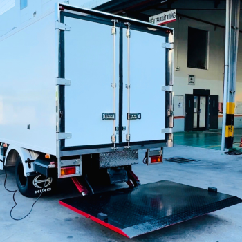 XZU710 - Thùng Kín Bửng Nâng