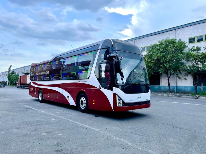 XE TRACOMECO UNIVERSE LIMOUSINE 34 PHÒNG - HUYNDAI 425PS